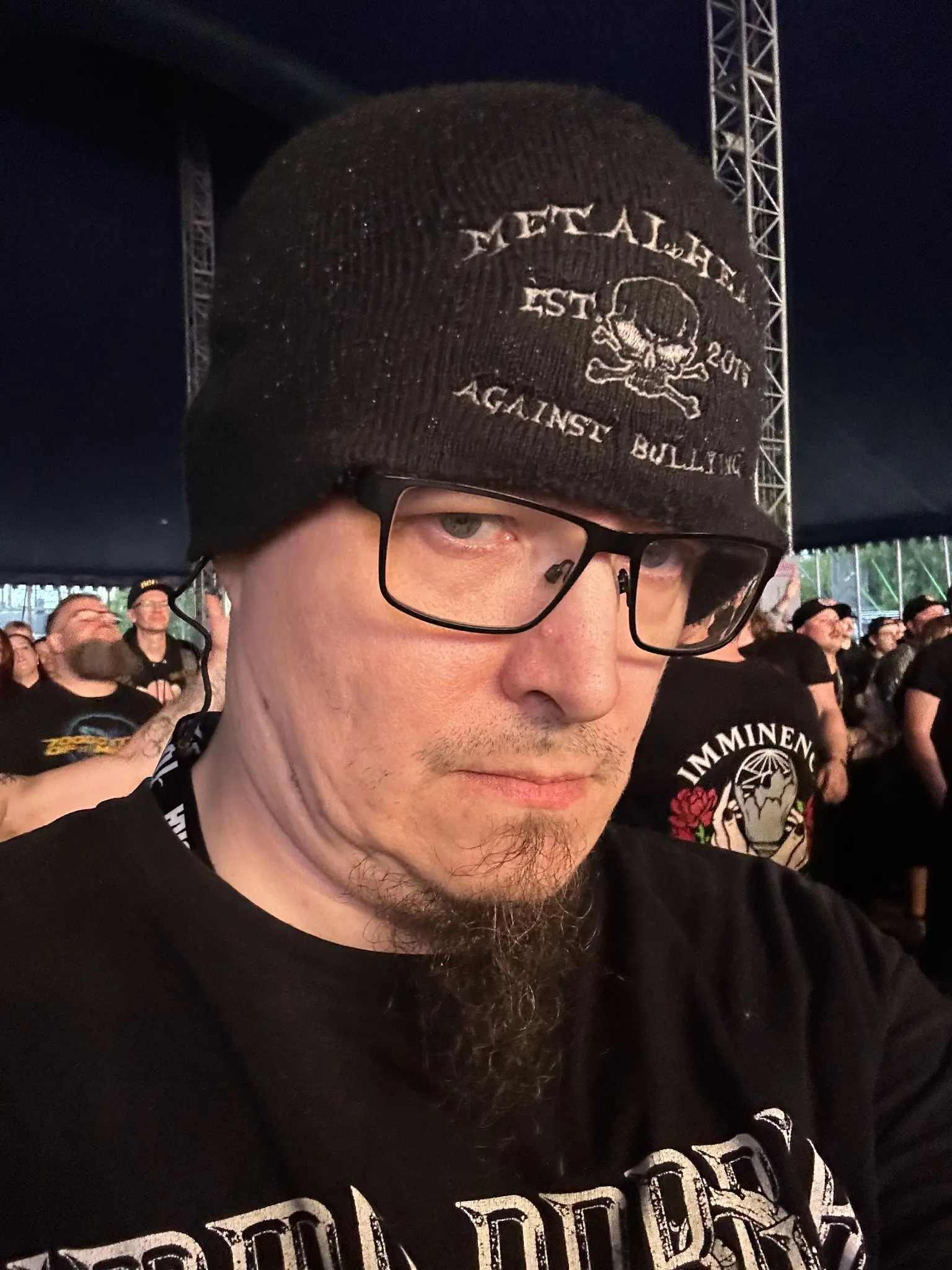 Kuvassa metallityyppi, selfie Imminencen keikalla pitin silmässä kuvattuna