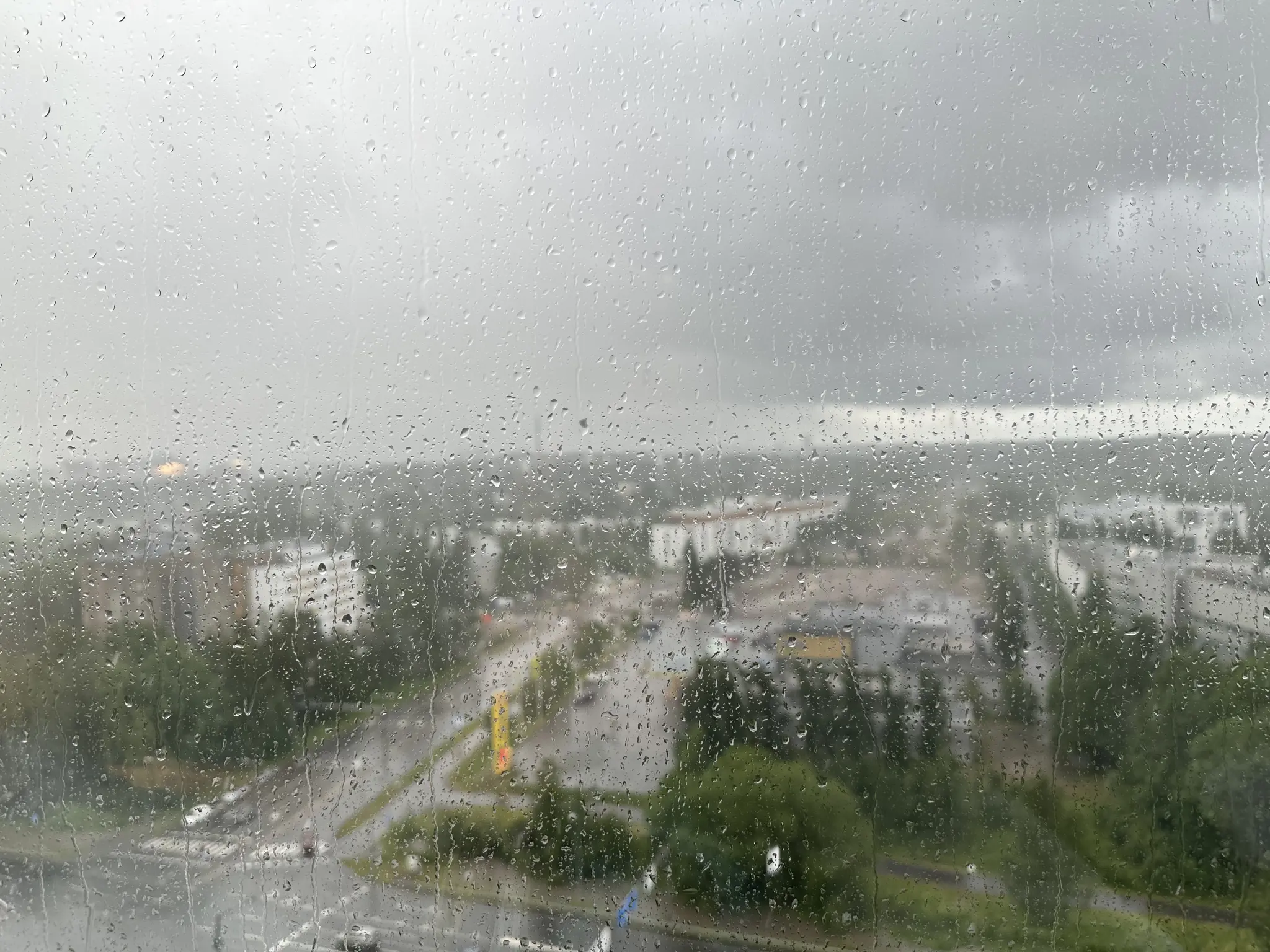 kuvassa näkymä lounaaseen ikkunasta, ukkoskuuron aikana, 29.6.2025 11.20 Espoossa