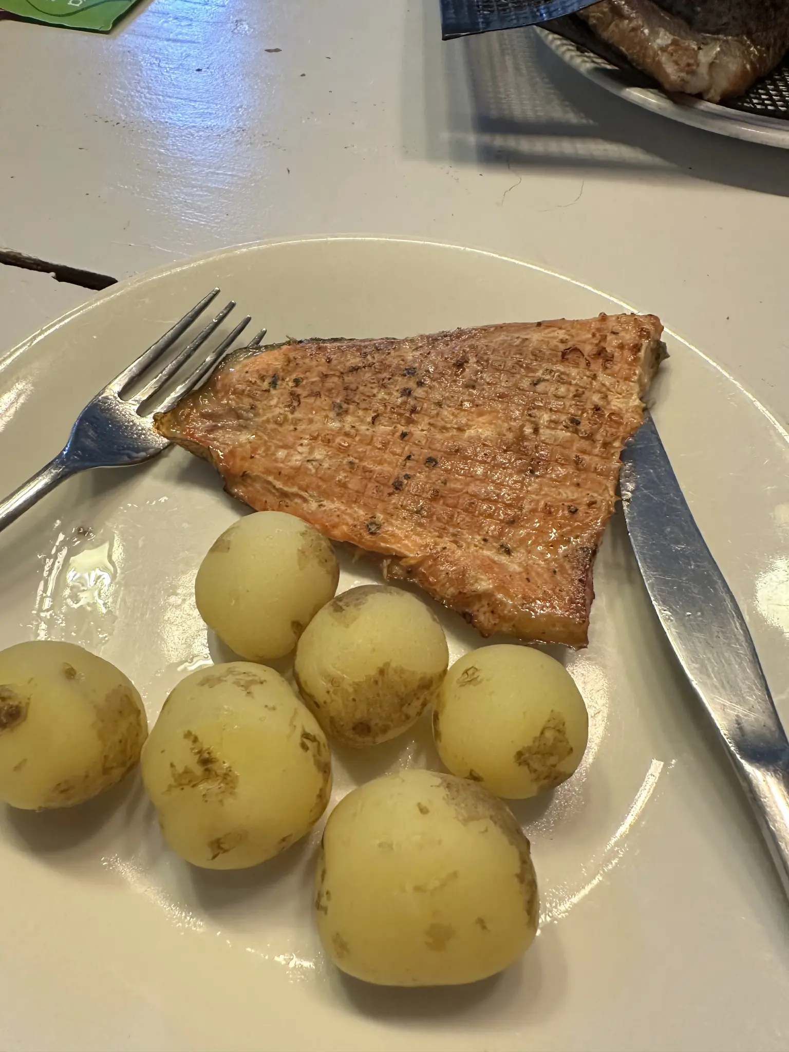 kuvassa Villen koekeittiön pallosavulohta ja uusia pottuja