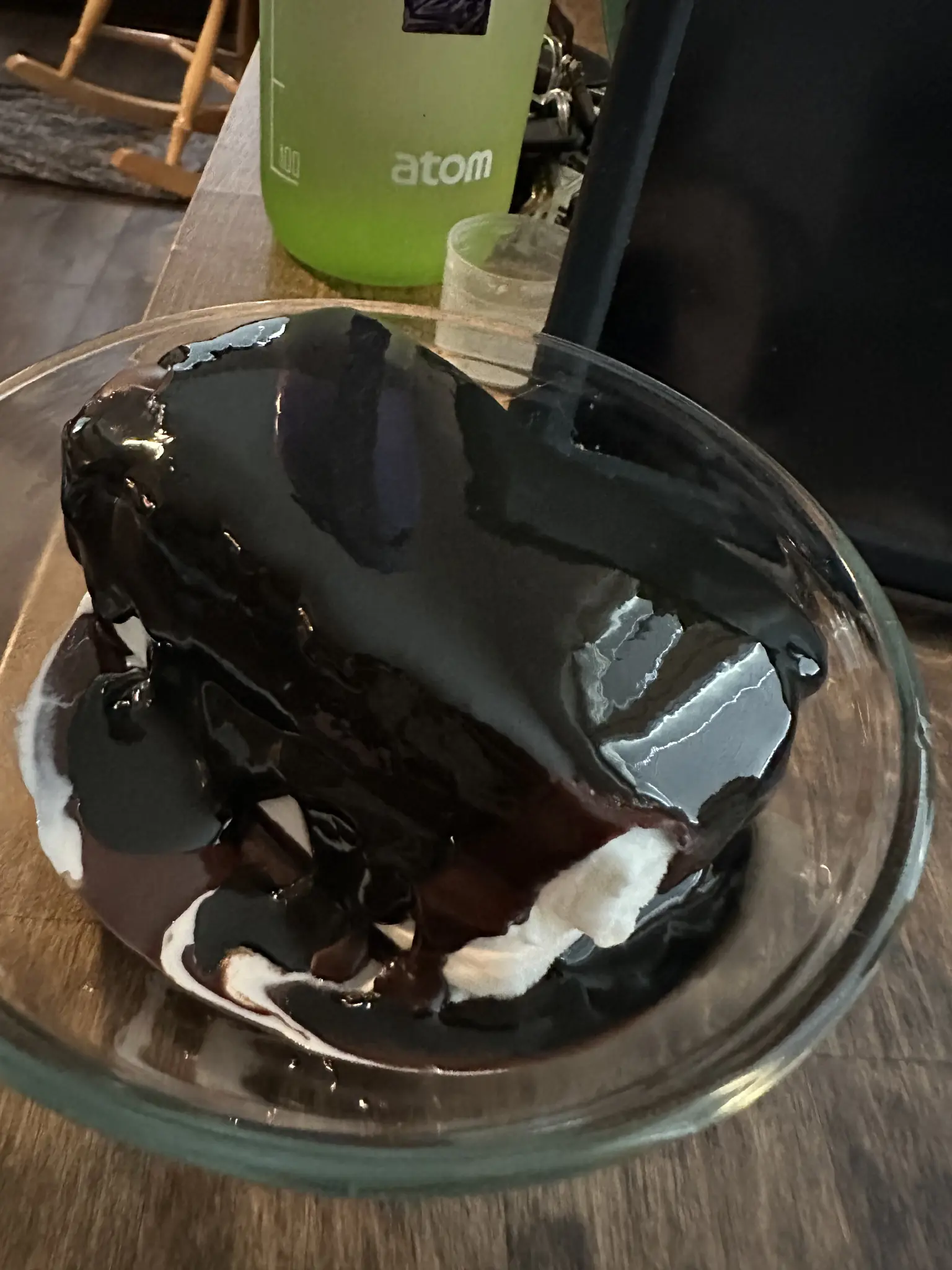 kuvassa kerrosjäätelöannos, vanilja, kolme siivua, välissä hardtopping maitosuklaa. päälimmäisenä lakritsikastiketta