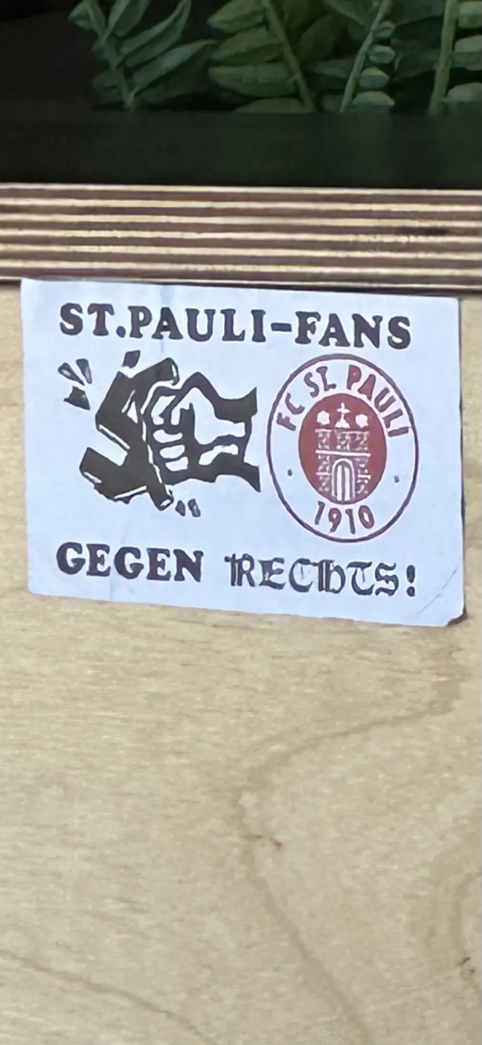 kuva-aiheinen tarra jossa hakaristiä lyödään nyrkillä paskaksi