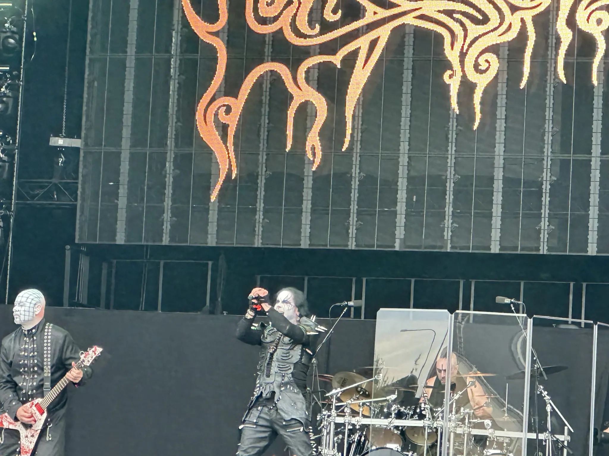 Dani Filth, ja korkeat vislausrekisteriin menevät screamit. Alun tekniikkaongelmien jälkeen taattua Cradle of Filth tenhoa