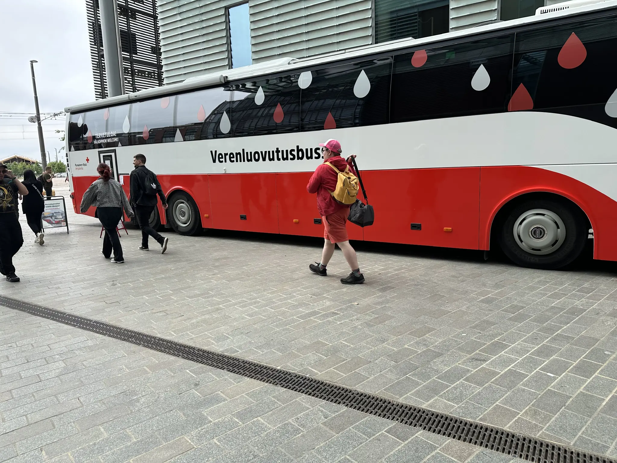 Aiheeseen soveltuvaa meininkiä kauppakeskus Redin pihalla