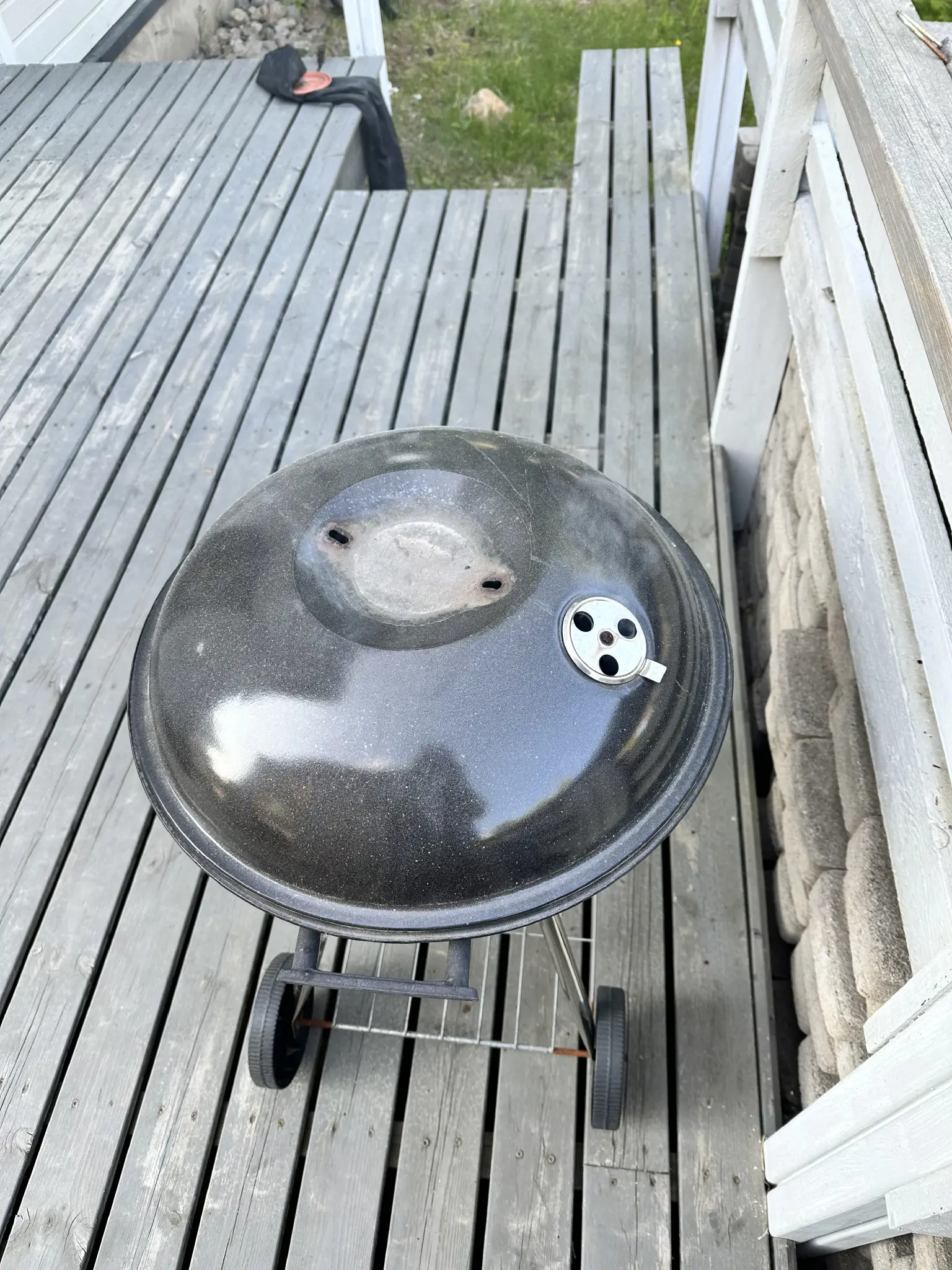 Kuvassa pallosavulohen kypsennysväline, pallogrilli