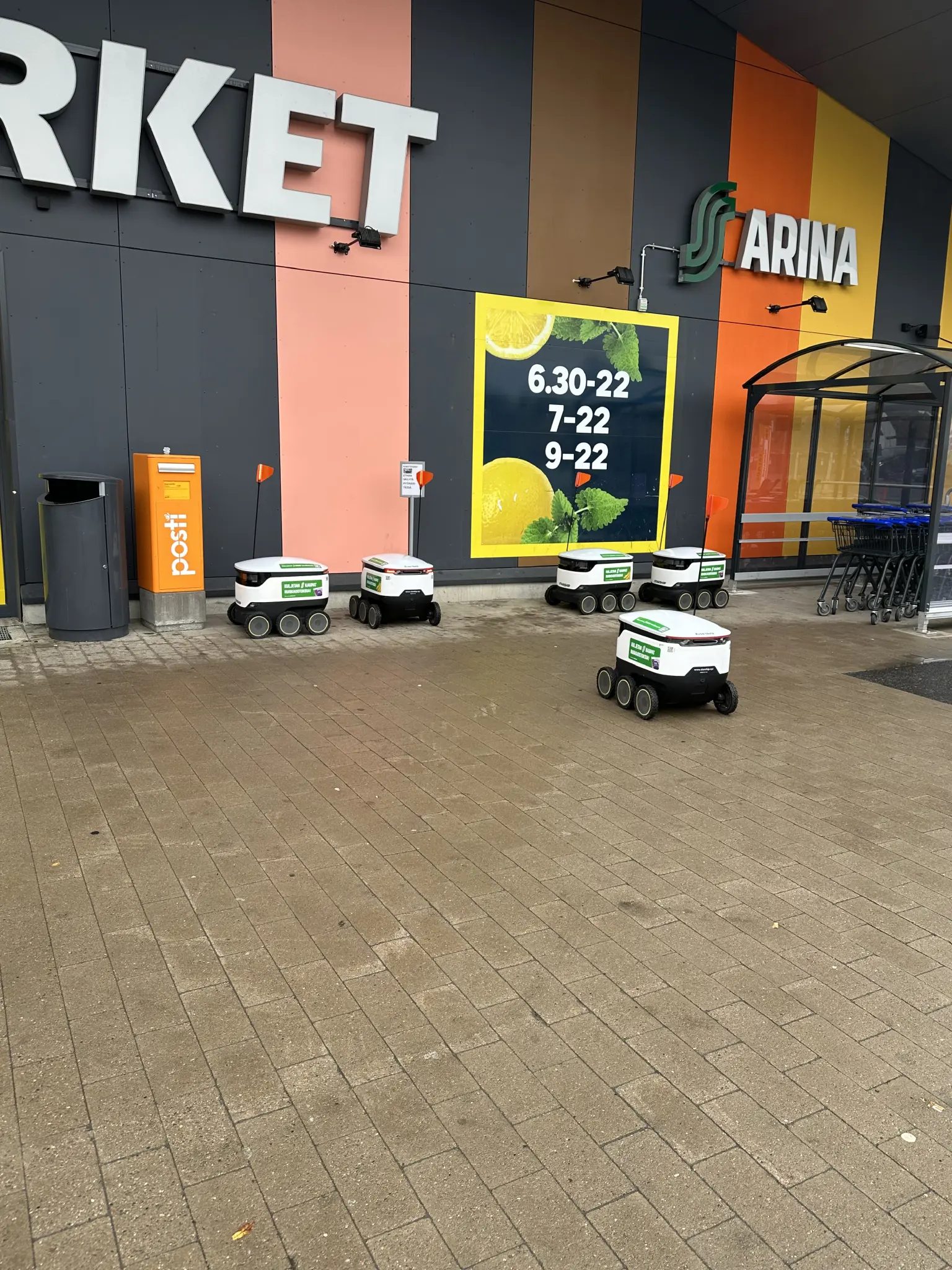 S-marketin jakelurobotit parkissa