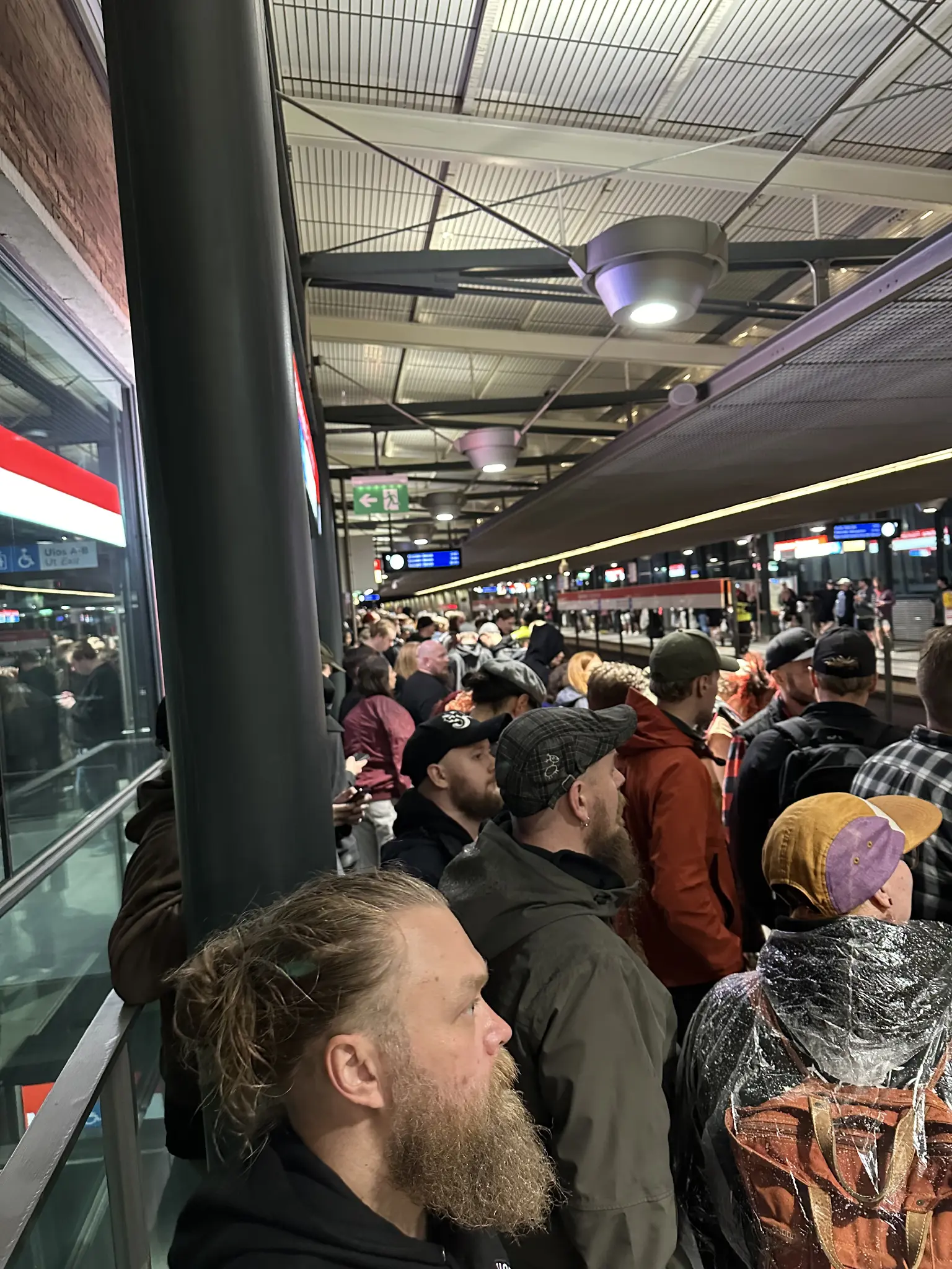 Kalasataman metroasemalle päästettiin metrollinen väkeä kerralla, hyvässä hengessä sateesta huolimatta