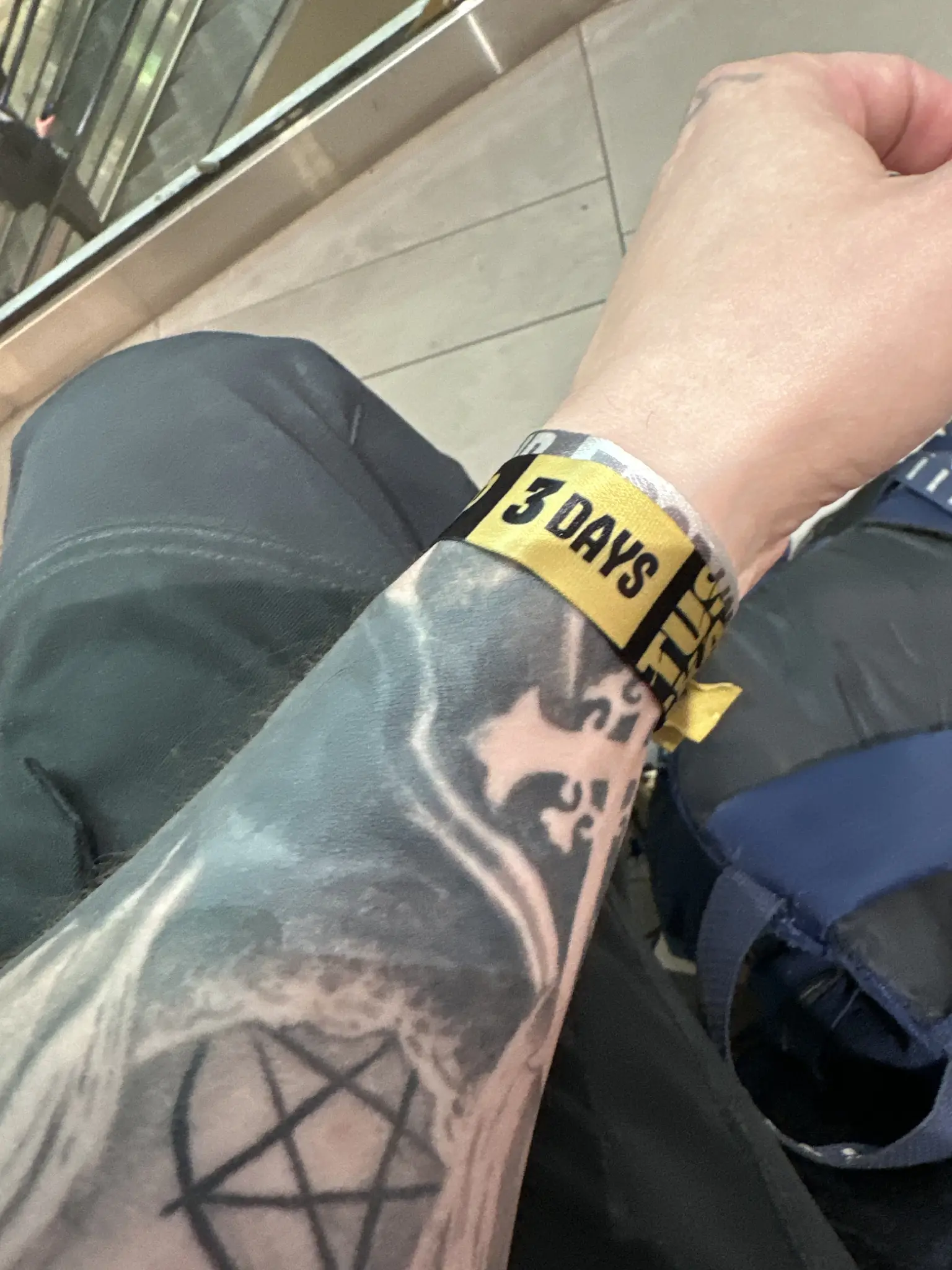 kuvassa tatuoitu käsivarsi, ranteessa #tuska2025 rannekkeet